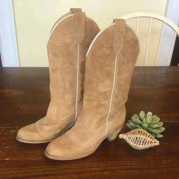 Wolverine | Vintage Embroidered Tan Leather Western Boots - Picture 2 of 11